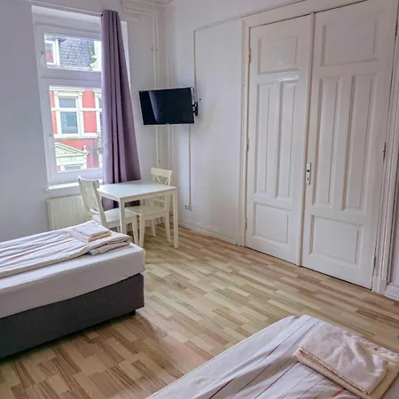 Grosszuegiges Mit Balkon Und 3 Schlafzimmern Apartamento Neumünster