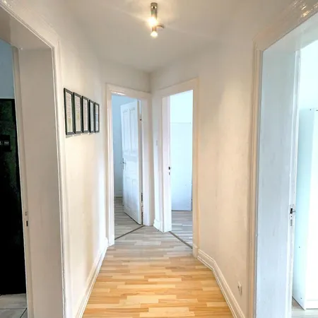 Grosszuegiges Mit Balkon Und 3 Schlafzimmern Apartment *